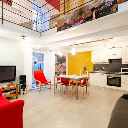 Joivy Vibrant Open-plan Apt For 6 In Historic Centre Genoa