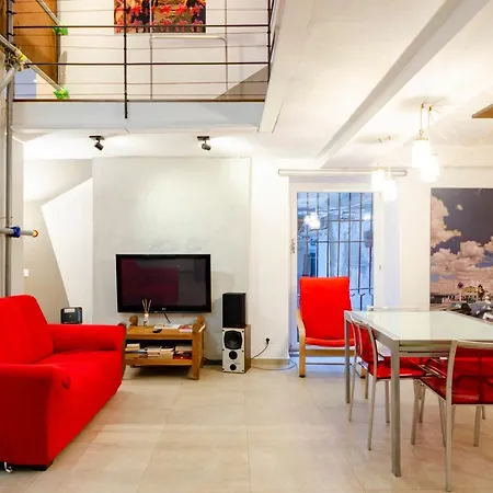 Joivy Vibrant Open-plan Apt For 6 In Historic Centre *
