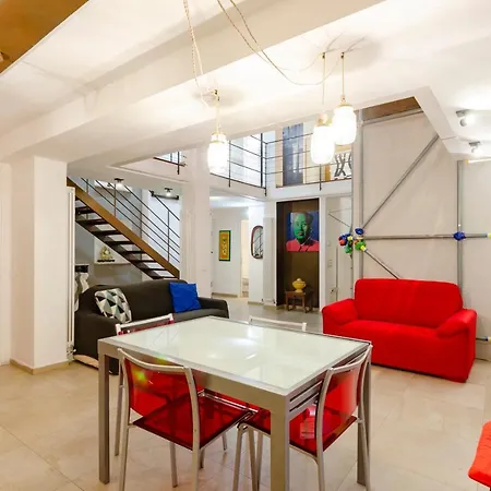 Joivy Vibrant Open-plan Apt For 6 In Historic Centre