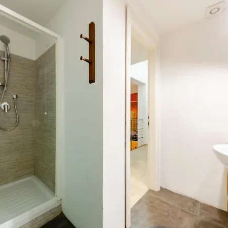 Joivy Vibrant Open-plan Apt For 6 In Historic Centre