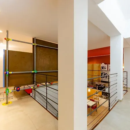 Joivy Vibrant Open-plan Apt For 6 In Historic Centre *